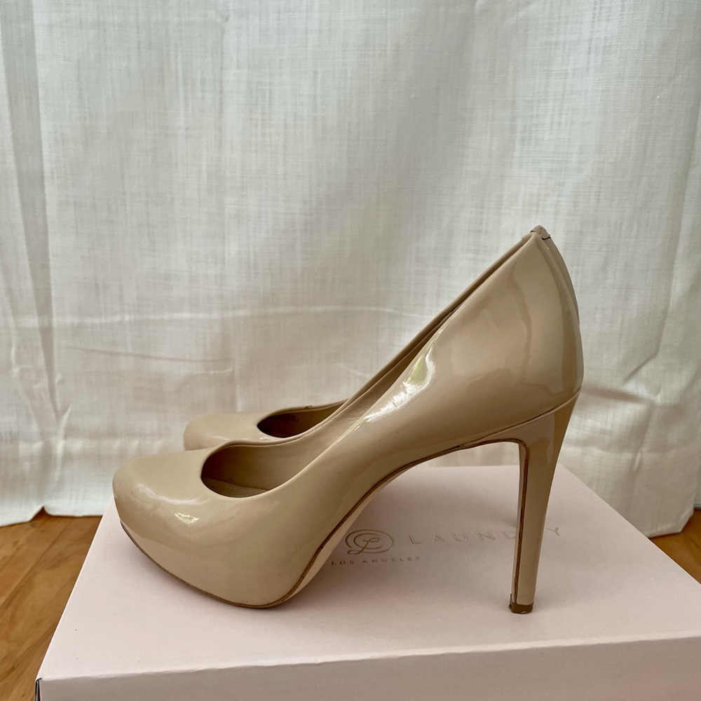 BCBG pump - Picture 4 of 5